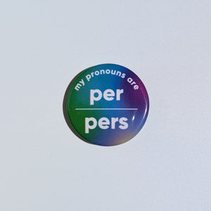 Button badge with 'my pronouns are per pers' text on a light gray background